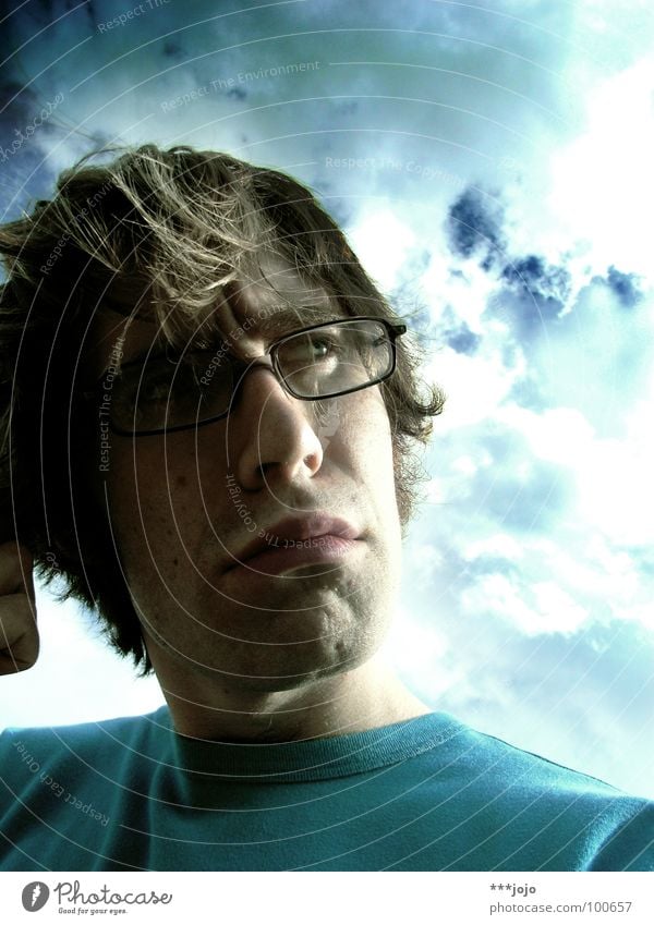 :think: Mann Brille Philosoph ernst skeptisch Gedanke Denken Selbstportrait Körperhaltung Jugendliche Konzentration man young glasses serious nachdenken Himmel