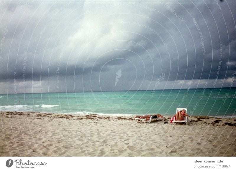 Strand im November Kuba Wolken Meer dunkel Himmel Sonne