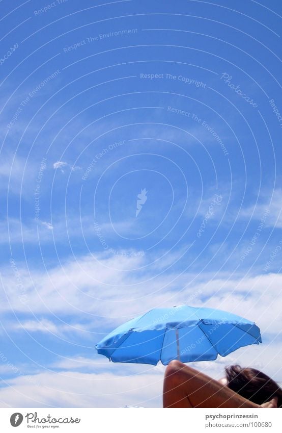 into the blue III Sommer Meer Strand Wolken Knie Blick Sonnenbad Ferien & Urlaub & Reisen ruhig Erholung blau liegen Regenschirm Schatten Himmel Beine Arme