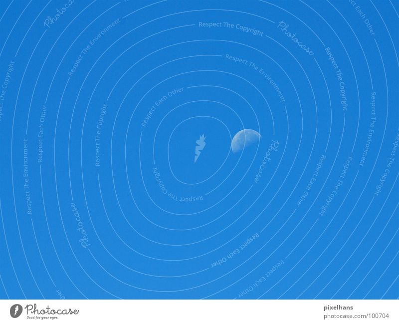 Blaues Wunder Himmel Mond Wetter Schönes Wetter rund blau Stimmung Halbkreis Farbfoto Abend Dämmerung Hintergrundbild Textfreiraum oben Textfreiraum unten