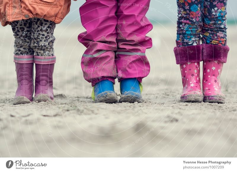 ''Viele Füße, viele Persönlichkeiten'' Kind Freundschaft Kindheit Fuß 3 Mensch 1-3 Jahre Kleinkind 3-8 Jahre Natur Sand Nordsee Gummistiefel authentisch