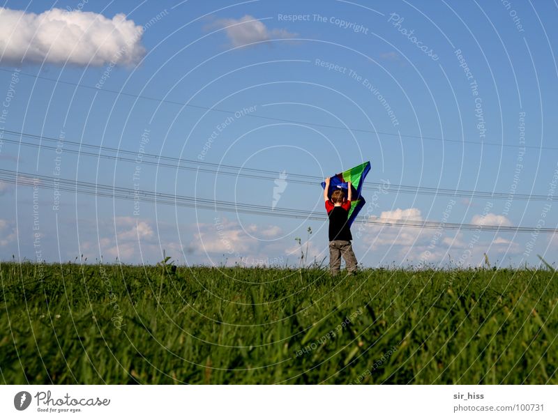 Untier auf Wäscheleine Starkstrom Sommer Wiese Feld gefährlich Wolken Elektrizität grün rot Physik Spielen Freude Drache Wind bedrohlich Seil Leitung blau Wärme