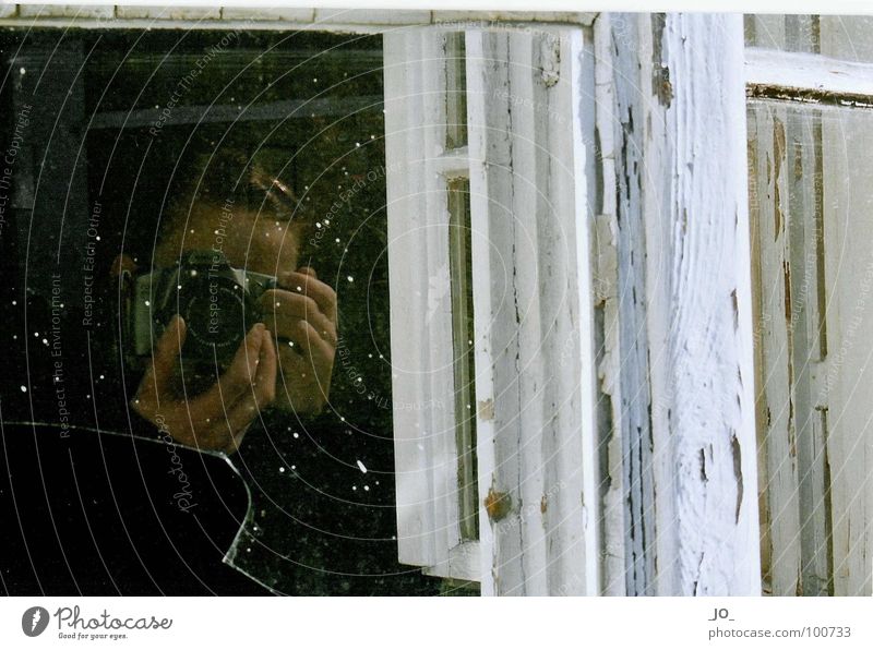 SElbst_POrtRAIT Scherbe Fensterrahmen Staub weiß kaputt ruhig verfallen ich Glas