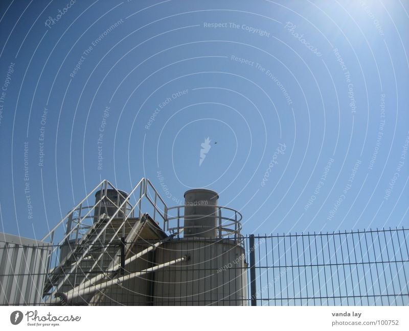 Kieswerk Zaun Mittag Stahl Gebäude Industrie Treppe Sonne Himmel blau Turm Schornstein Leiter