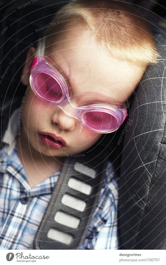 Badespaßrückfahrtschläfchen Kind Schwimmbad tauchen Spielen anstrengen Müdigkeit fertig schlafen Autositz Kindersitz Schwimmbrille Badehose Badelatschen rosa