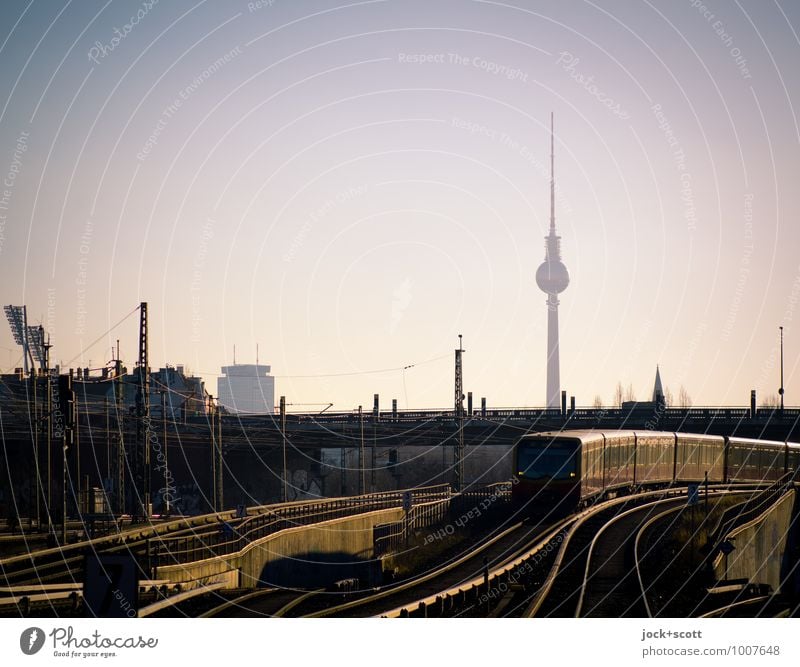 Zug um Zug zum nächsten Bahnhof Brücke Wahrzeichen Berliner Fernsehturm S-Bahn Schienennetz Geschwindigkeit Stadt Stimmung Verlässlichkeit Inspiration Mobilität