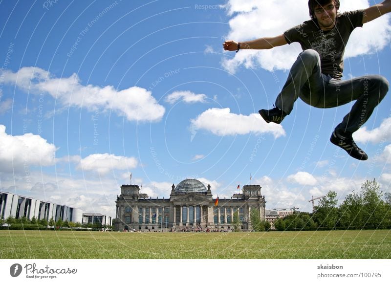 überlegen... Kunst Wahrzeichen Tourist springen hüpfen treten Körperhaltung ungehorsam alternativ Urlaubsfoto Ausflug außergewöhnlich seltsam Spielen Unsinn