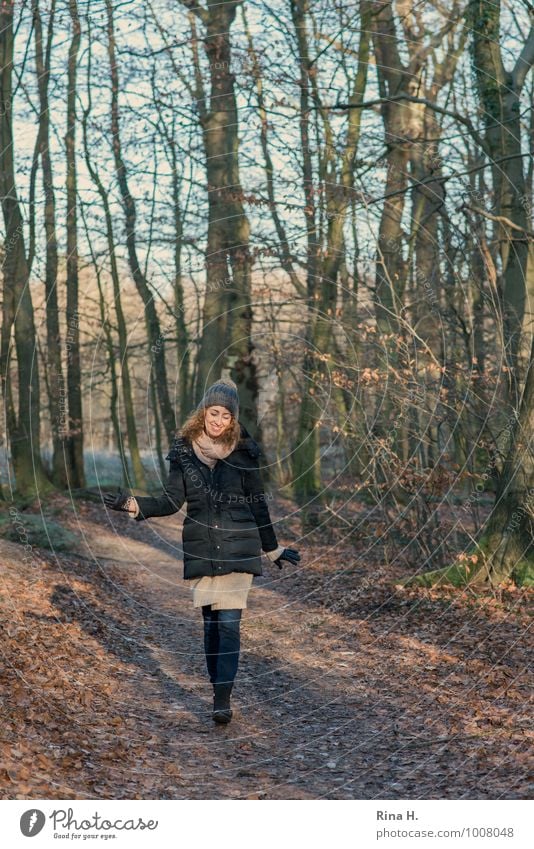 Beschwingt Junge Frau Jugendliche 1 Mensch 13-18 Jahre Kind Umwelt Landschaft Winter Schönes Wetter Wald Jeanshose Jacke Handschuhe Stiefel Mütze brünett