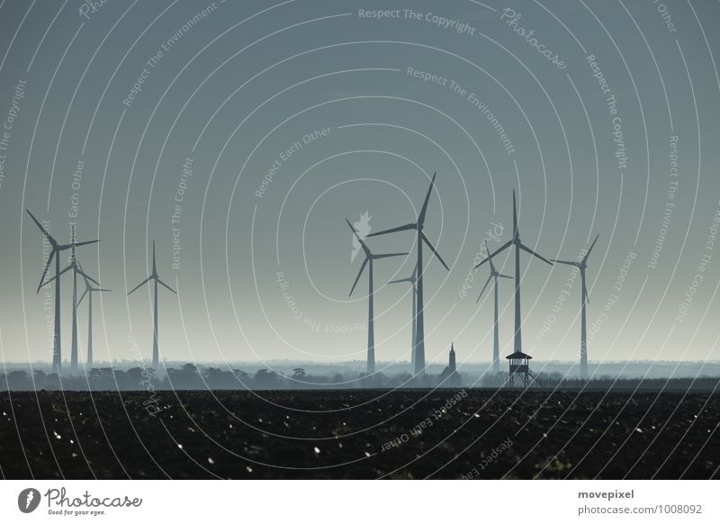 Zukunft Windräder? Energiewirtschaft Erneuerbare Energie Windkraftanlage Umwelt Herbst Winter Kleinstadt Industrieanlage Kirche Hochsitz Umweltverschmutzung