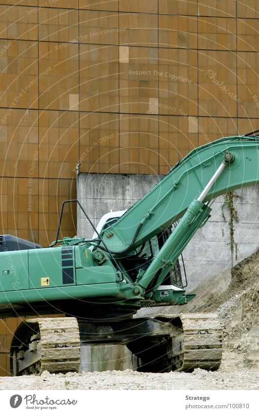 Auf der Baustelle (bald wieder Montag...) Bagger Schaufel Wand braun Arbeit & Erwerbstätigkeit Haus Gebäude Maschine Elektrisches Gerät Mechanik laut fahren