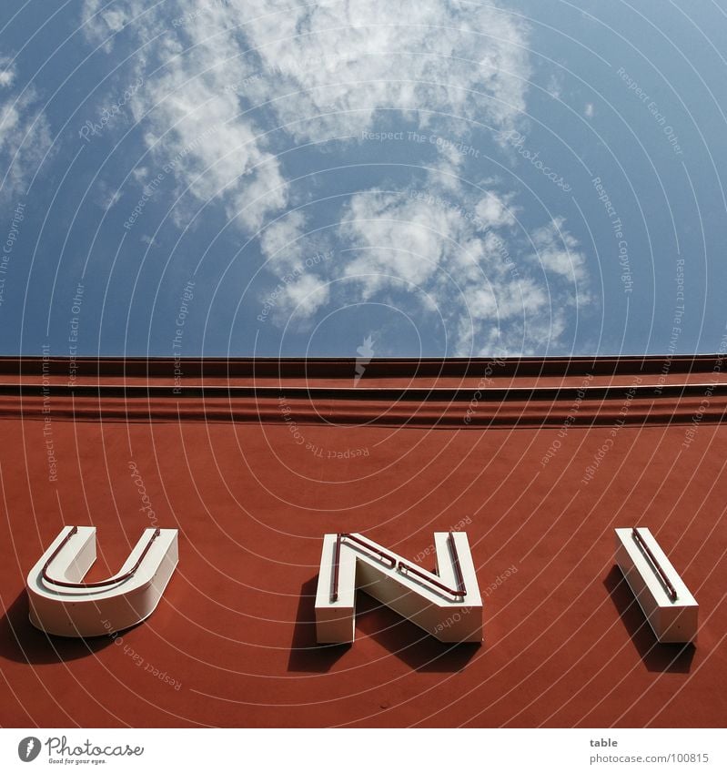 UNI Haus Sommer Kino rot weiß Wolken Buchstaben Wort Himmel Architektur Schriftzeichen Freude blau Studium Dachkante Berlin building sky cinema cloud letter red