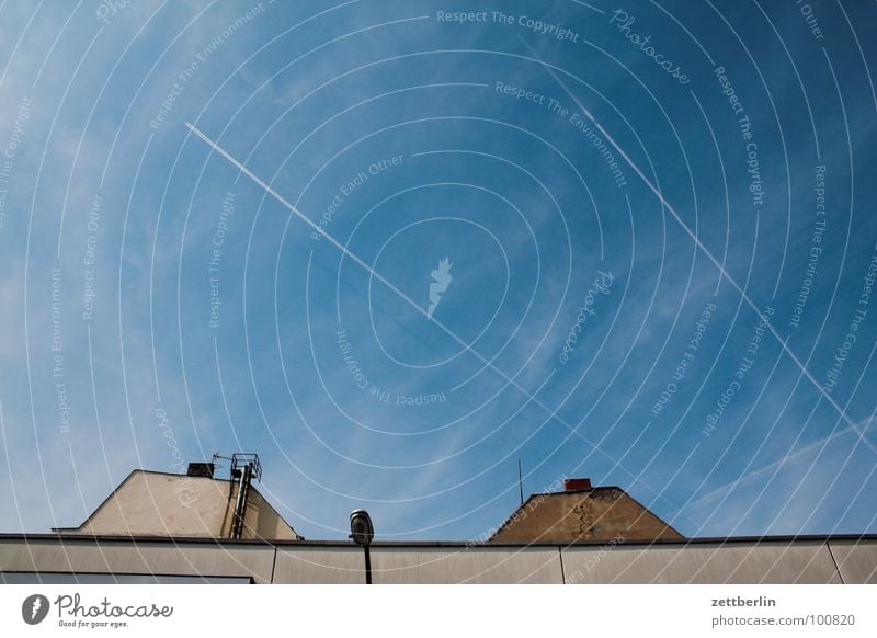 Fast nur Himmel Flugzeug Kondensstreifen Sommer Mauer Haus 8 blau