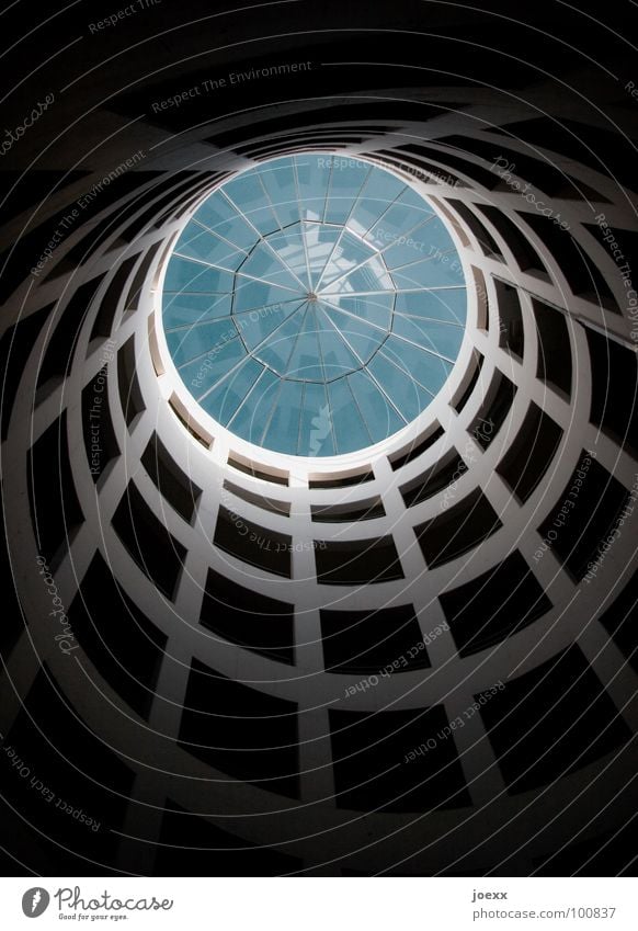 Spirale Autobahnauffahrt Aussicht Beton Fenster Gebäude Licht rund Detailaufnahme modern Himmel blau Glas Kreis aufwärts oben Schatten Architektur