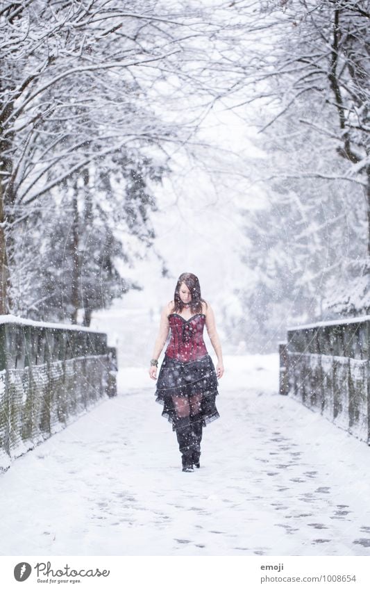 Schneerieseln feminin Junge Frau Jugendliche 1 Mensch 18-30 Jahre Erwachsene Umwelt Natur Winter Schneefall Mode Bekleidung außergewöhnlich kalt Erotik Emo-Punk