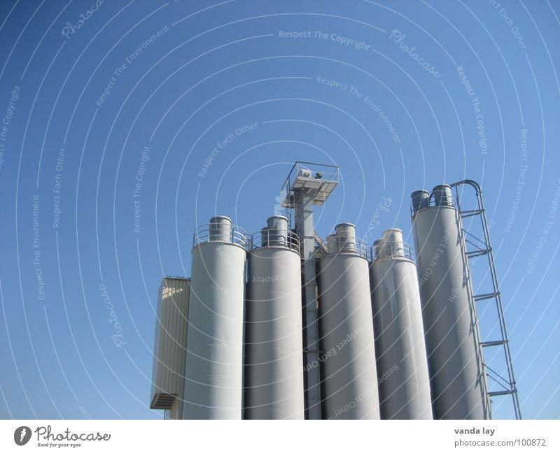 Kieswerk Mittag Silo Stahl Beton Arbeit & Erwerbstätigkeit Gebäude Industrie Turm Treppe Schornstein Himmel blau Schichtarbeit Leiter