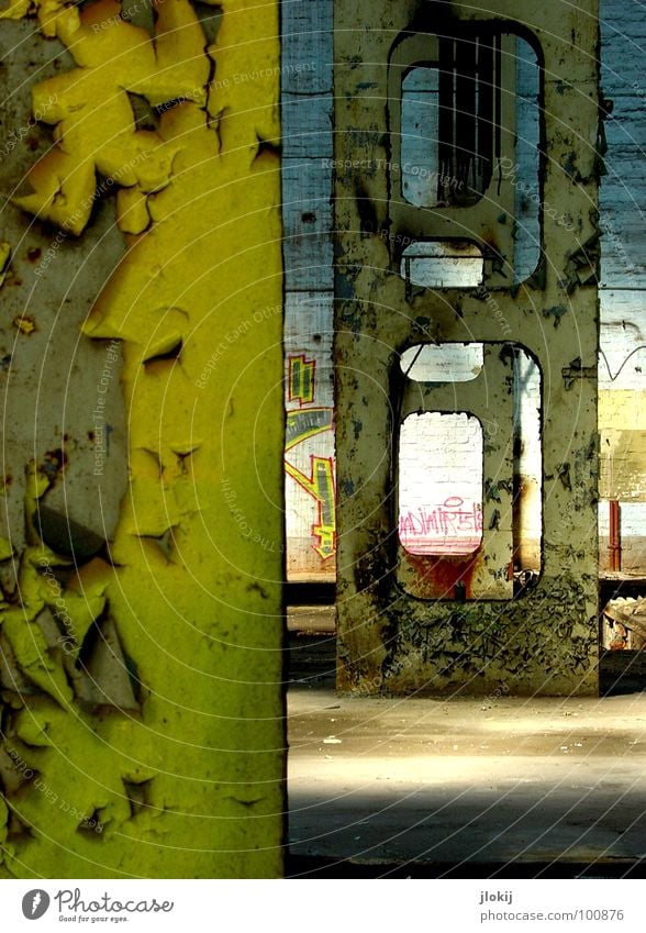 Heavy Metal Fabrikhalle leer Lagerhalle Beleuchtung Sonnenlicht Beton dreckig groß Haus Gebäude verfallen kaputt Altbau Putz abblättern Rost Säule Träger Blick