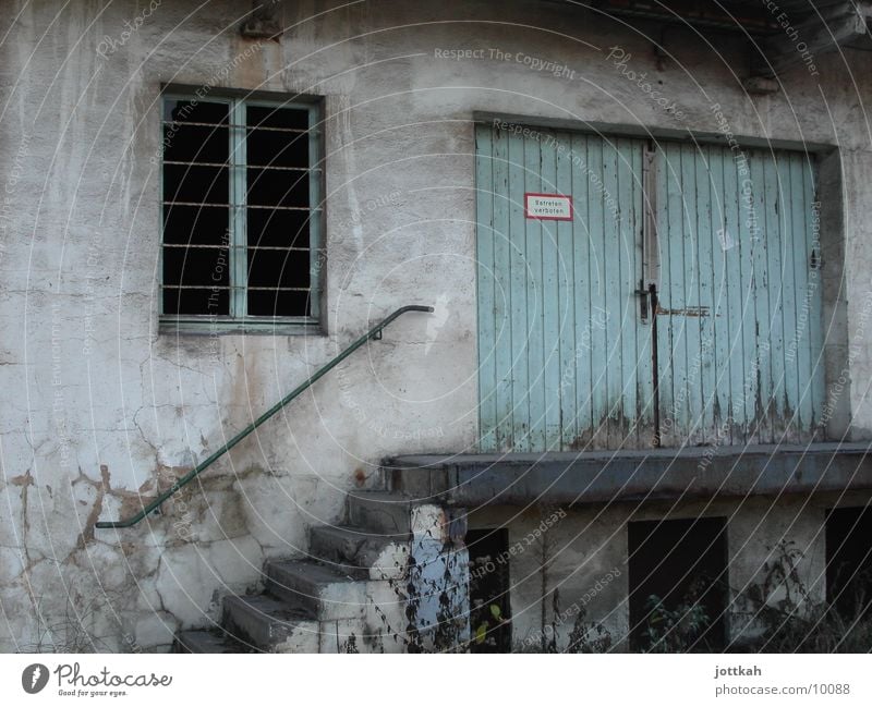 Wohnungstür Haus Architektur Treppe Fenster Tür alt dreckig kaputt blau abgerockt Lager Lagerhalle Farbfoto Außenaufnahme Menschenleer