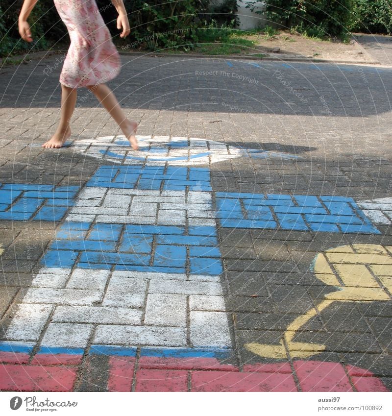 Ausschwung II Kind Spielen Spielplatz Bewegung Hinkepinke Mädchen Spieltrieb Motorik Fuß Schulhof