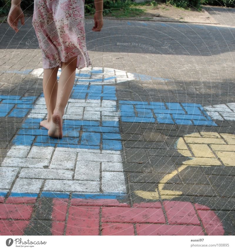 Antizipation Kind Spielen Spielplatz Bewegung Hinkepinke Mädchen Spieltrieb Freude Motorik Fuß Schulhof