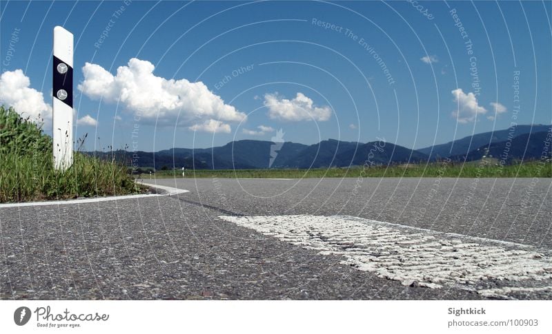 Auf dem Asphalt ins Glück Teer Himmel Wolken grün grau weiß Wiese Hügel Sommer Ferien & Urlaub & Reisen Verkehrswege Straße street sky Natur blau