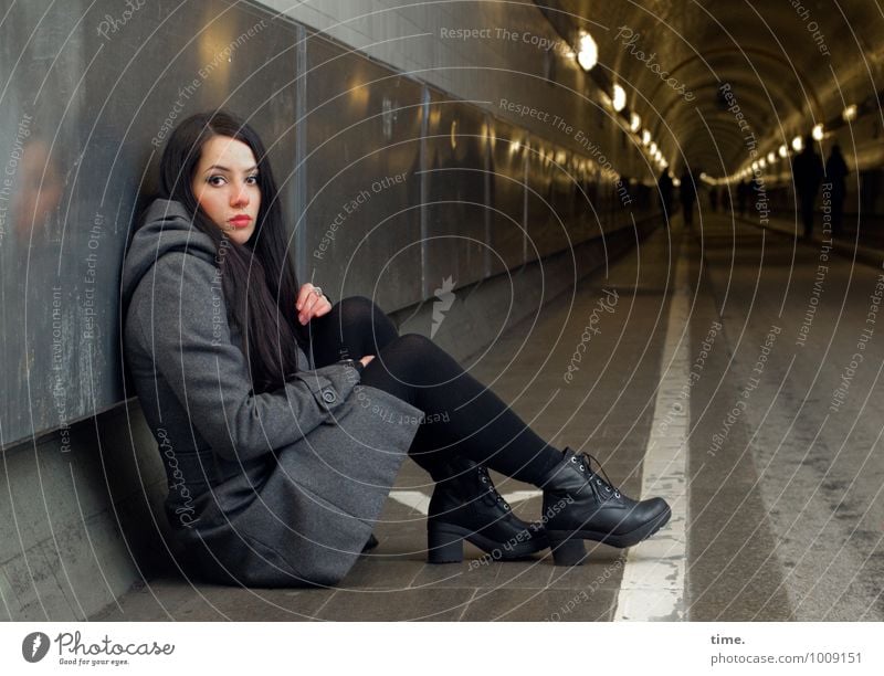 . feminin Junge Frau Jugendliche 1 Mensch Hamburg Elbtunnel Mantel Stiefel schwarzhaarig langhaarig beobachten Blick sitzen warten dunkel schön Wachsamkeit