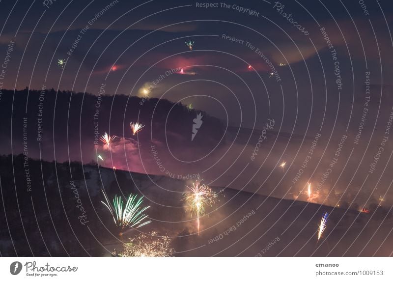 Das fängt ja gut an Berge u. Gebirge Feste & Feiern Silvester u. Neujahr Jahrmarkt Natur Landschaft Himmel Wolken Nebel Hügel Rauch dunkel mehrfarbig Feuerwerk