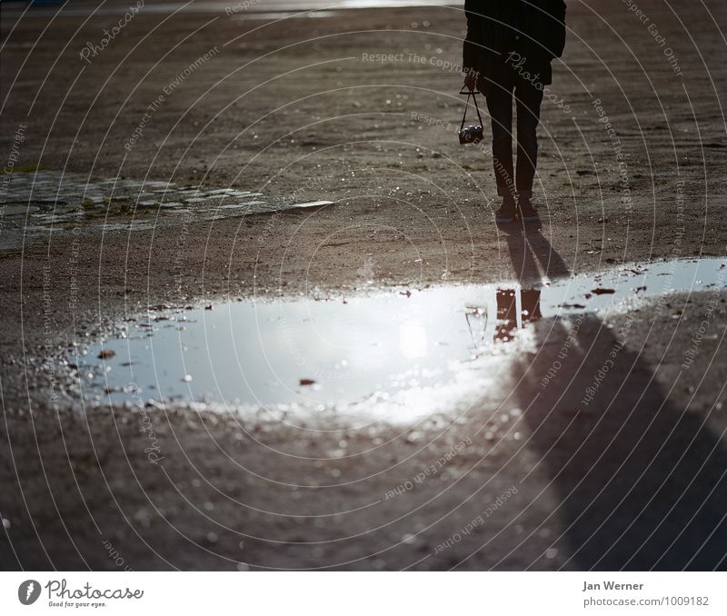 Der Fotograf Fotokamera Mensch 1 18-30 Jahre Jugendliche Erwachsene Erde Sonnenaufgang Sonnenuntergang Sonnenlicht Sand Beton einzigartig Fotografie Pfütze