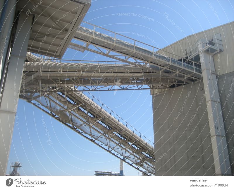 Kieswerk Förderband staubig Mittag Stahl Gebäude Arbeit & Erwerbstätigkeit Beton Industrie Stein Treppe Himmel blau Turm Schornstein Lagerhalle