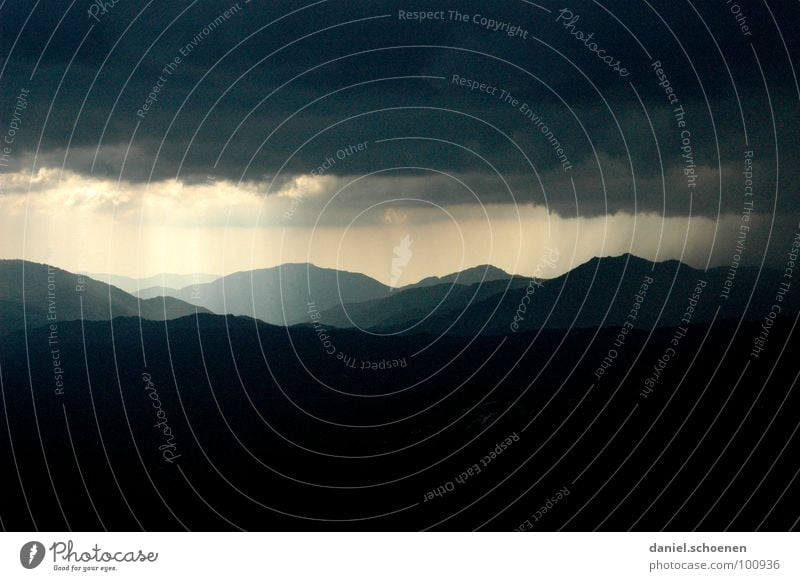 schlechtes Wetter im Anmarsch Wolken Hintergrundbild Licht dunkel bedrohlich Sturm gefährlich Hügel Sonnenstrahlen Angst Panik Sommer Gewitter Lichtstrahl