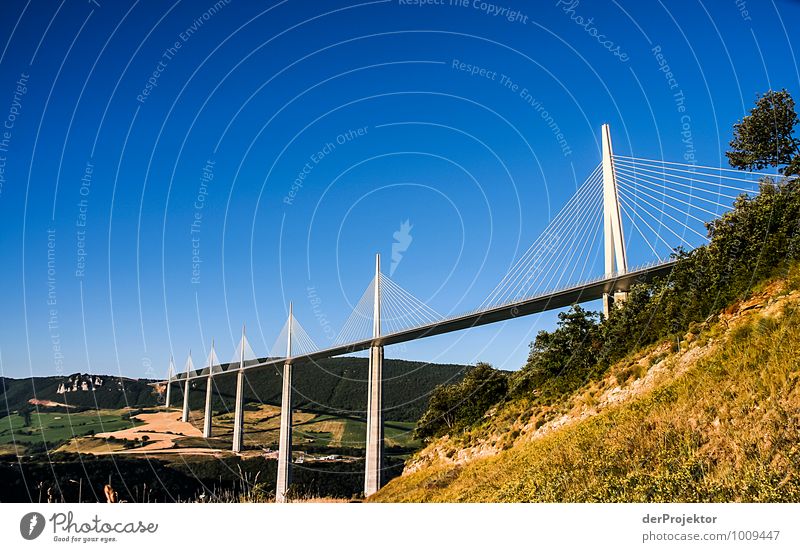 Das Viadukt von Millau Ferien & Urlaub & Reisen Tourismus Ausflug Ferne Freiheit Sightseeing Umwelt Landschaft Feld Hügel Verkehr Verkehrswege Autofahren Brücke