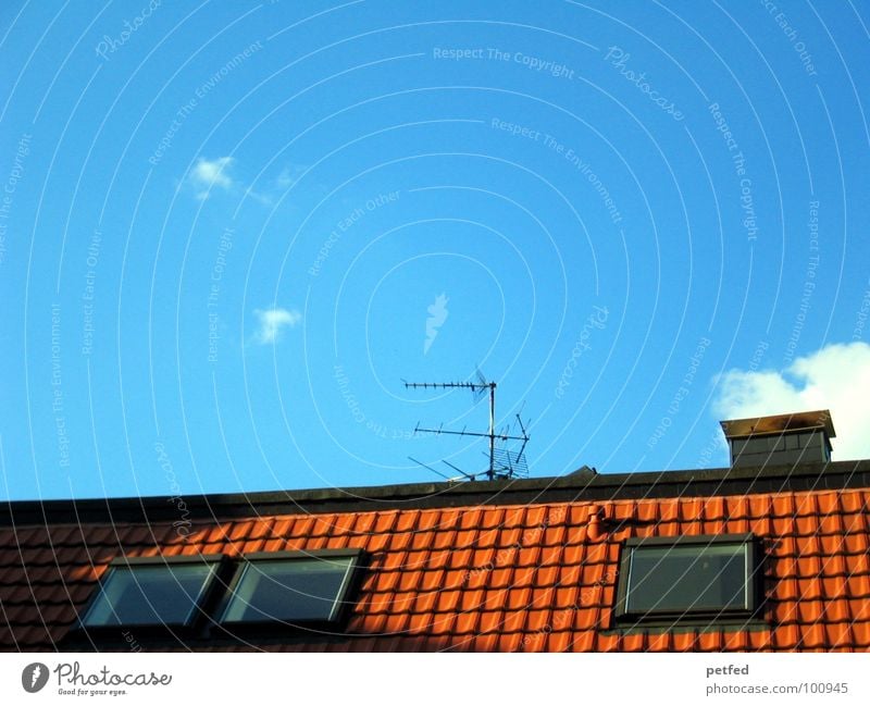 Über'm Dach der Himmel rot Fenster 3 Antenne Wolken weiß Feierabend Wohnung Haus Freizeit & Hobby Backstein blau Abend Schornstein Leben Hütte hoch