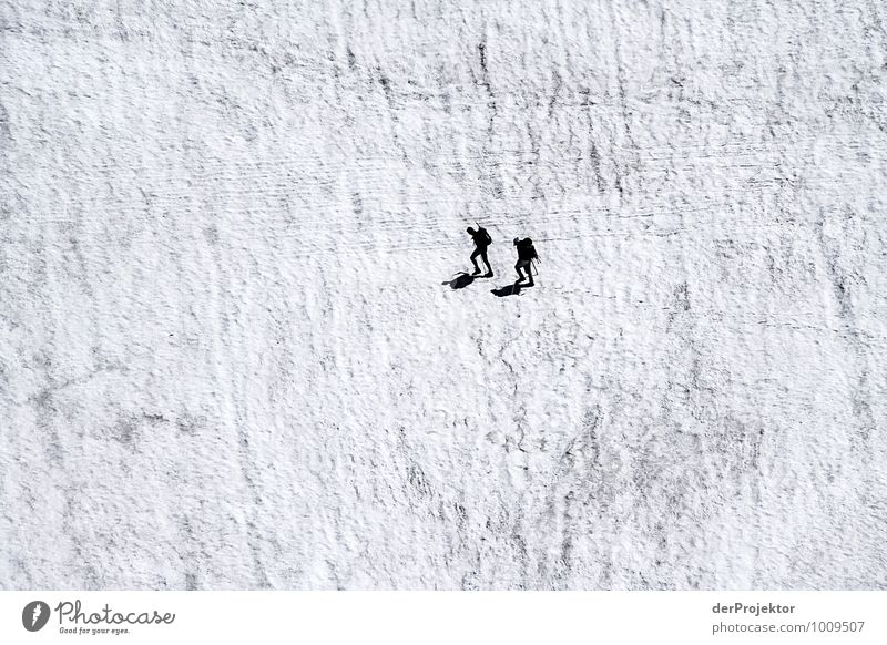 Zwei gegen die Wand Freizeit & Hobby Ferien & Urlaub & Reisen Tourismus Abenteuer Ferne Freiheit Schnee Berge u. Gebirge wandern 2 Mensch Menschengruppe Umwelt