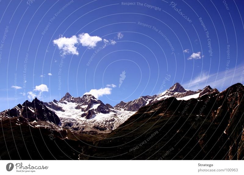 4000er Teil II Gipfel Wolken dunkel wandern Bergsteiger Bergkamm aufsteigen Besteigung besteigen Klettern Zermatt Obergabelhorn Wellenkuppe Schweiz Tourismus