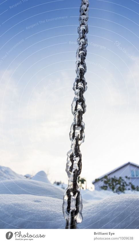 Gefrorene Kette ragt in den Himmel Winter Umwelt Natur Landschaft Klima Eis Frost Schnee Schneefall Reinheit ästhetisch Zufriedenheit Verbindung Material