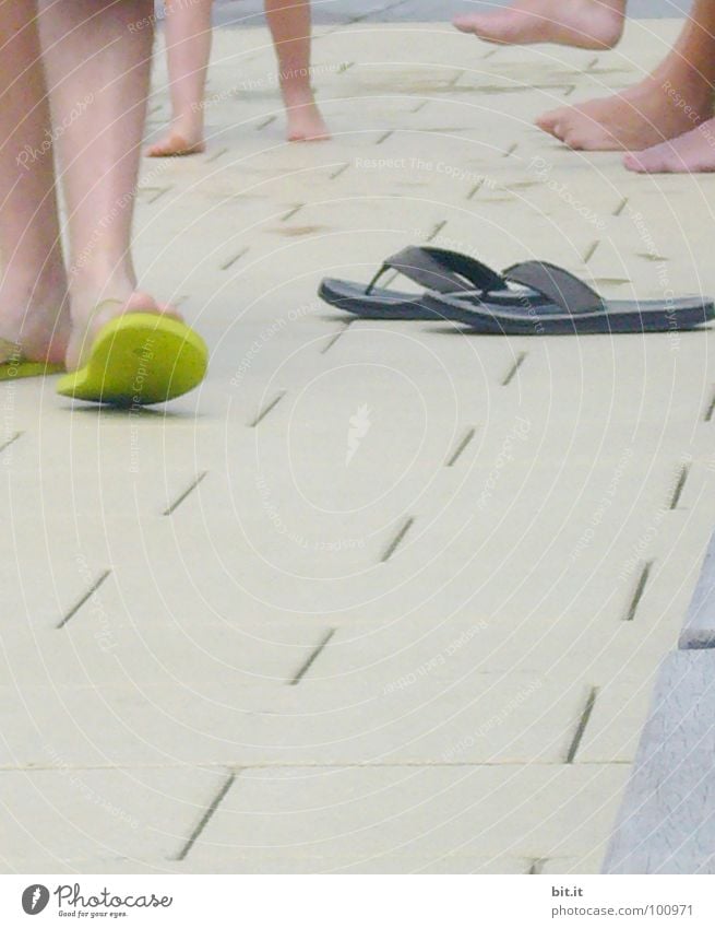 Fußbad Schuhe Schlappen Bad Schwimmbad Sommer Ferien & Urlaub & Reisen Saison Erholung grau Beton Fußpilz Beine sommerdepression sommerhitze Schwimmen & Baden