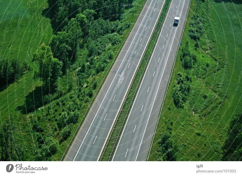 der letzte macht das licht aus Autobahn Fahrbahn parallel Verkehr offen mehrfarbig zielstrebig Vogelperspektive fahren Lastwagen winzig sehr wenige