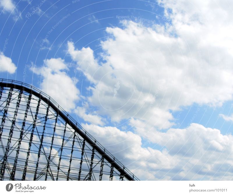 Liebe! Vergnügungspark Am Rand Geschwindigkeit Nervenkitzel Sommer Himmel Wolken Achterbahn steil groß Holzmehl Aktion Soltau colossos heidepark high Rasen