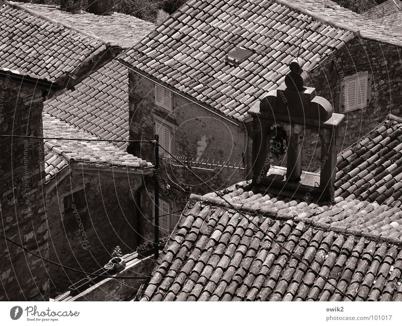 Mediterrane Dachlandschaft Haus Istrien Dorf Stadtzentrum Altstadt bevölkert Kirche Gebäude Mauer Wand Fassade Fenster Antenne alt historisch Idylle