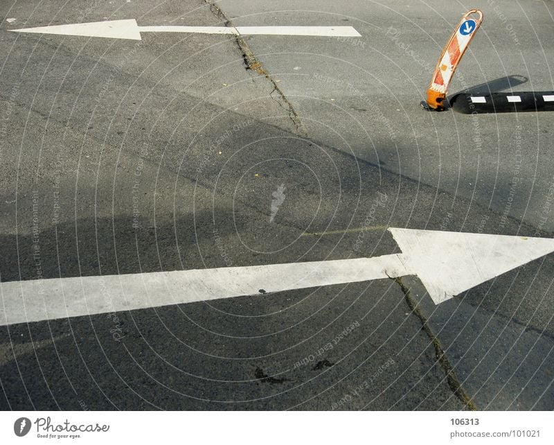 URBANER GEISTERPFAD Asphalt Barriere Mittelstreifen Autofahrer Streetlife Richtung Bodenbelag fahren Einfahrt Zufahrtsstraße Parkplatz Dresden Warnhinweis links