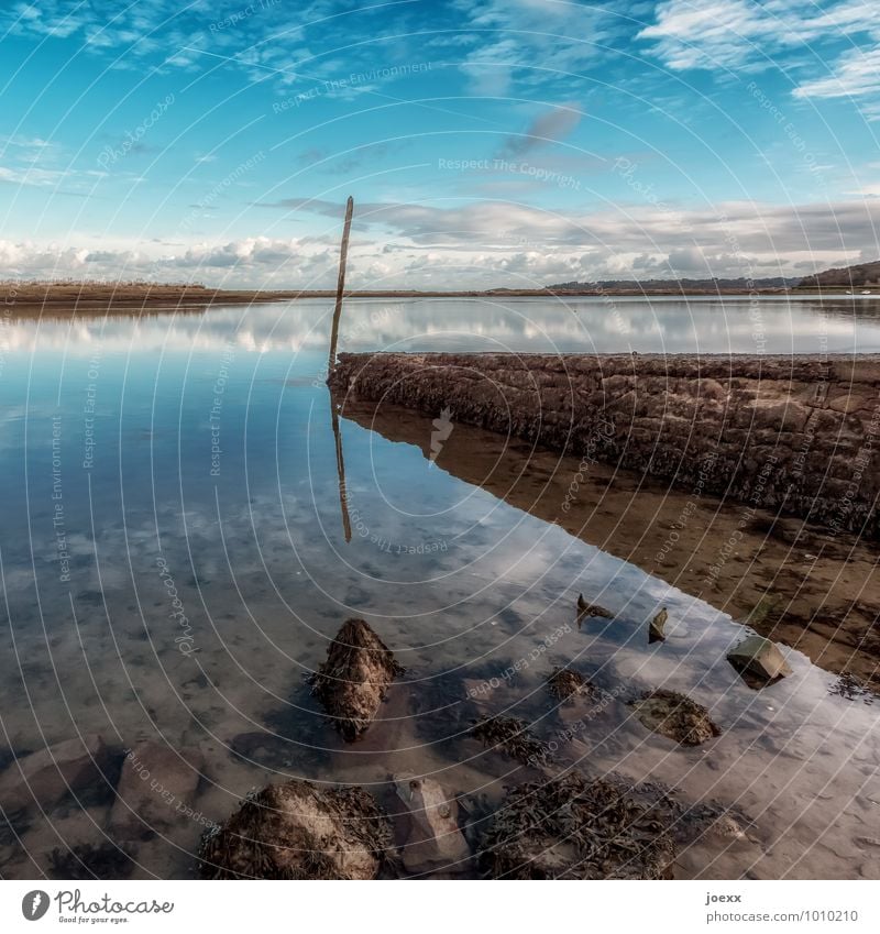 Ruhepol Landschaft Wasser Himmel Wolken Horizont Schönes Wetter Seeufer Truzugal Frankreich Menschenleer Mauer Wand Stein maritim blau braun grün ruhig Idylle