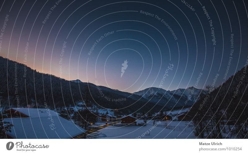 Sonnenaufgang im Bergtal Natur Landschaft Wolkenloser Himmel Horizont Sonnenuntergang Winter Alpen Berge u. Gebirge Dorf Menschenleer blau orange weiß