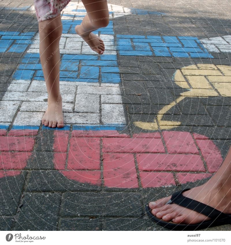 Trainingskontrolle I Kind Spielen Spielplatz Bewegung Hinkepinke Mädchen Spieltrieb Mutter Kleinkind Motorik Fuß Schulhof Mutter-Kind Eltern Elternschaft