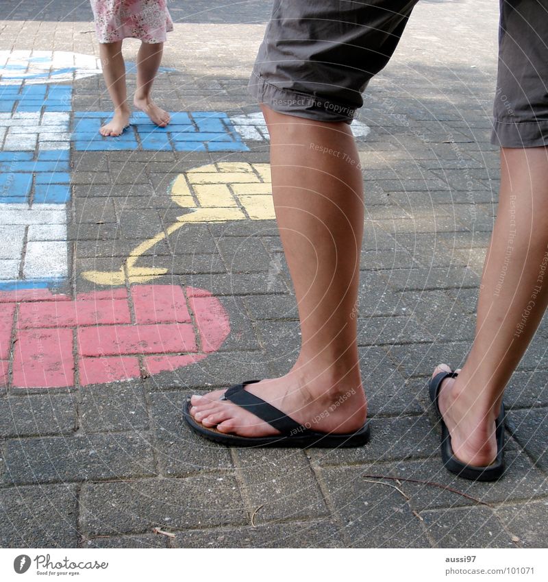 Trainingskontrolle II Kind Spielen Spielplatz Bewegung Hinkepinke Mädchen Spieltrieb Mutter Sommer Freude Motorik Fuß Schulhof Mutter-Kind Eltern Elternschaft