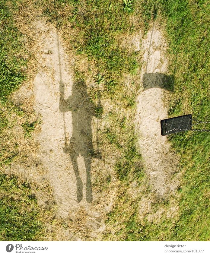 Hin und weg Schaukel Spielplatz Kind Spielen Gras Wiese Licht Zusammensein Rasen Sand Erde Schatten verloren Wege & Pfade Einsamkeit warten paarweise