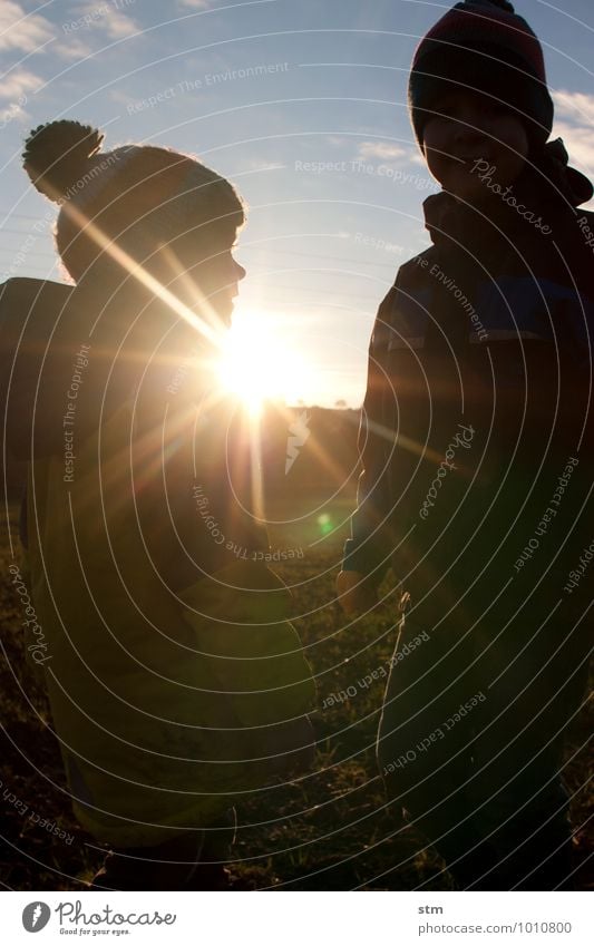 Spaziergang mit Kindern Freizeit & Hobby Abenteuer Mensch Kleinkind Junge Familie & Verwandtschaft Freundschaft Kindheit Leben 2 3-8 Jahre Umwelt Natur