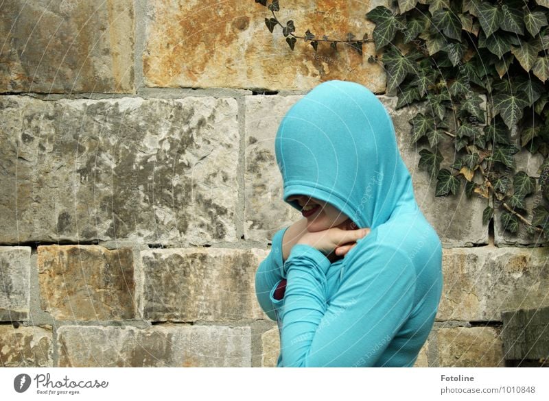 Gut getarnt? Mensch feminin Junge Frau Jugendliche Kopf Mund Hand Pflanze Sommer Efeu Blatt außergewöhnlich frech nah blau Strickjacke Kapuze Kapuzenpullover