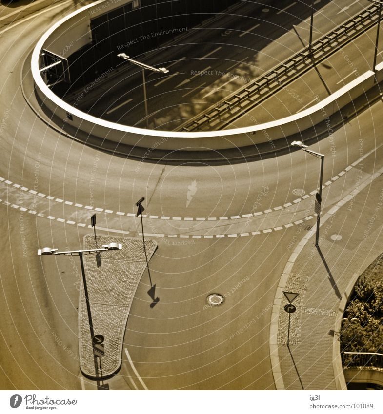 gerade vs. ungerade parallel Biegung gekrümmt rund Stadt Tunnel tauchen Gegenteil Laterne Monochrom braun grau Gully Fahrradweg Vogelperspektive Außenaufnahme