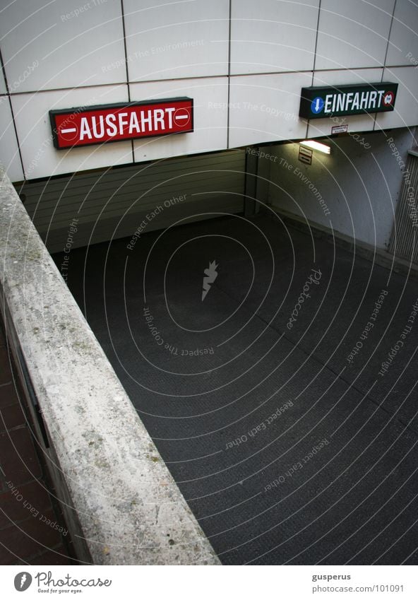 {in out} rein Garage Eingang Ausgang Einfahrt positiv negativ schwarz weiß Architektur Kommunizieren Ausfahrt black white anziehen abstoßen entrance entry inlet