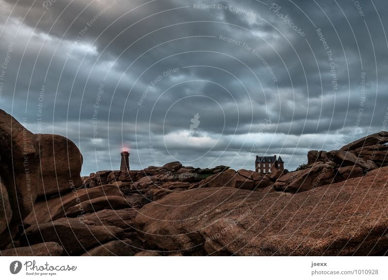 Leben und lassen Landschaft Wolken Horizont Wetter Haus Leuchtturm groß blau braun grau Perros-Guirec Cote de Granit Rose Farbfoto Gedeckte Farben Außenaufnahme