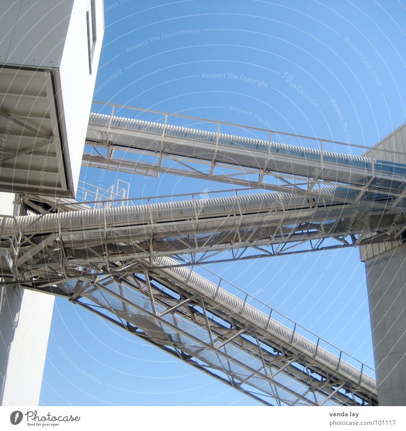 Kieswerk Förderband staubig Mittag Stahl Gebäude Arbeit & Erwerbstätigkeit Industrie Stein Treppe Himmel blau Turm Schornstein Lagerhalle Kunstwerk